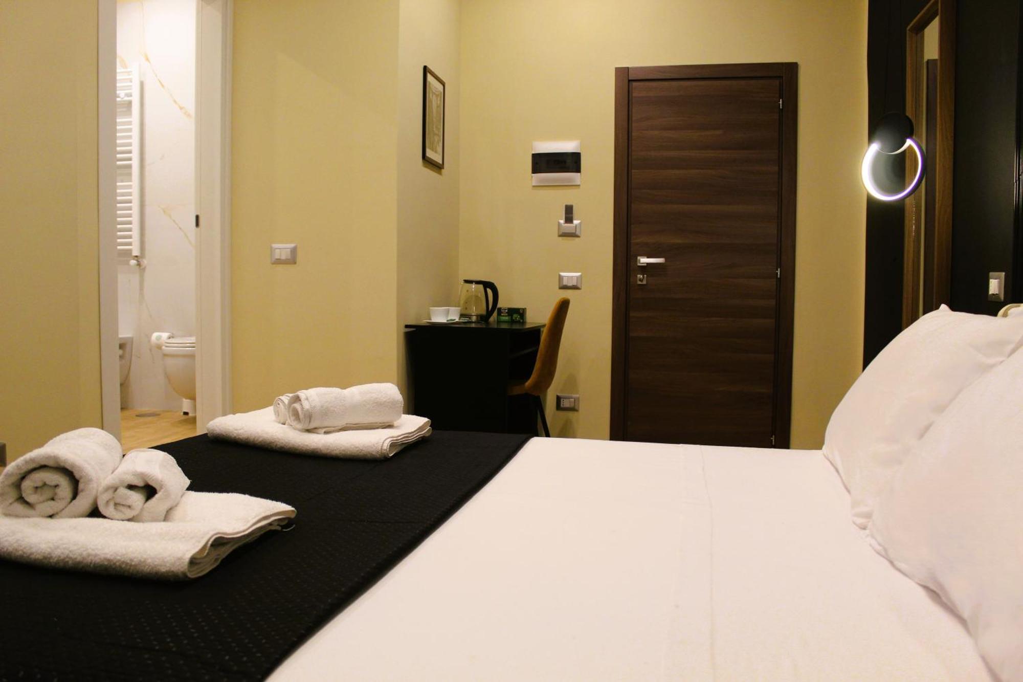 Blackwoody Contemporary Rooms - Napoli Centro Storico Via Toledo Extérieur photo