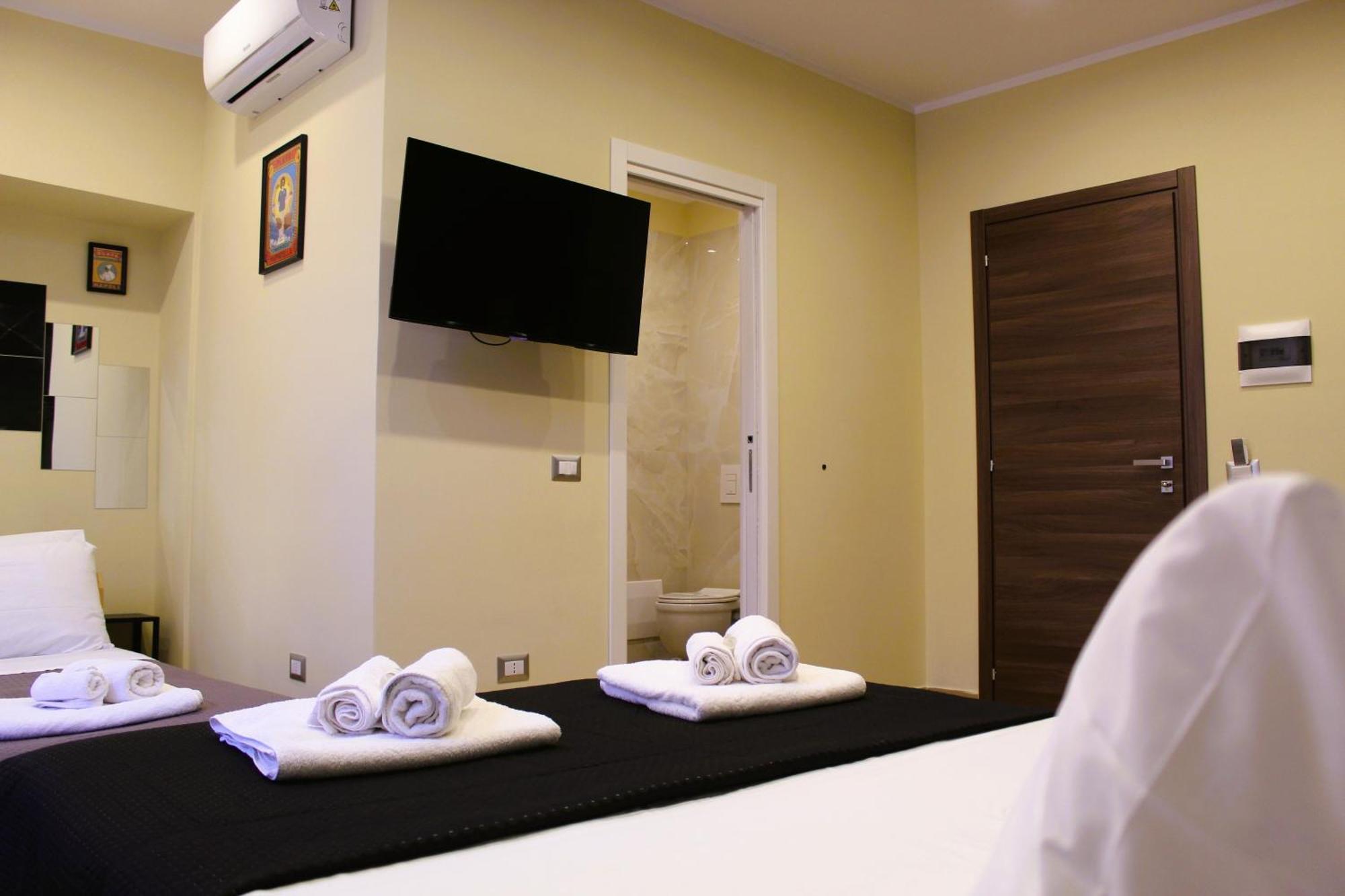 Blackwoody Contemporary Rooms - Napoli Centro Storico Via Toledo Extérieur photo